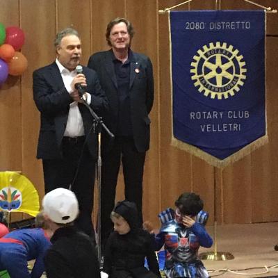 Il Sindaco Orlando e il presidente Giulio Caporaso presentano il premio Tullio Fazi durante il carnevale dei bambini